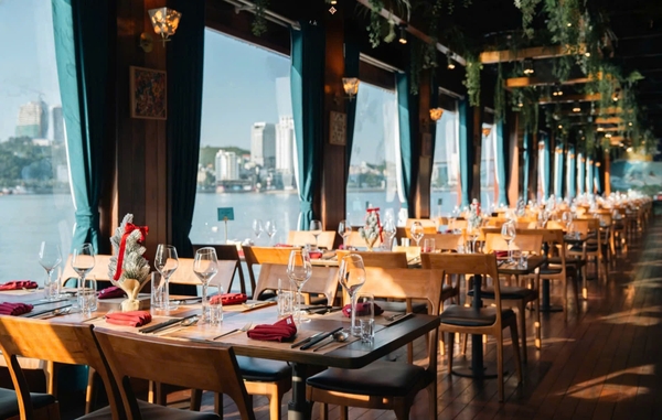 nhà hàng du thuyền Dolphin