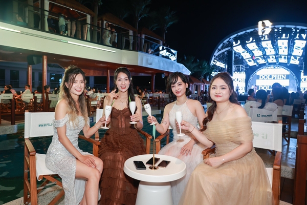 Bể bơi du thuyền Dolphin Halong Cruise