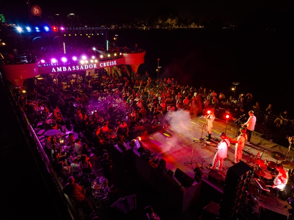 Giải trí du thuyền Ambassador Day Cruise