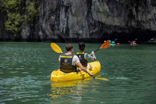 Check in du thuyền Ambassador day Cruise