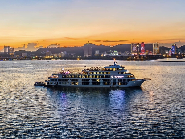 Du thuyền Ambassador Day Cruise giá 2026