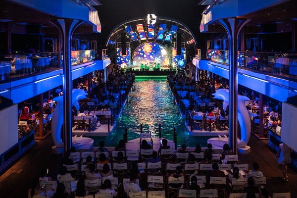 Du thuyền Dolphin có sức chứa tới 600 khách