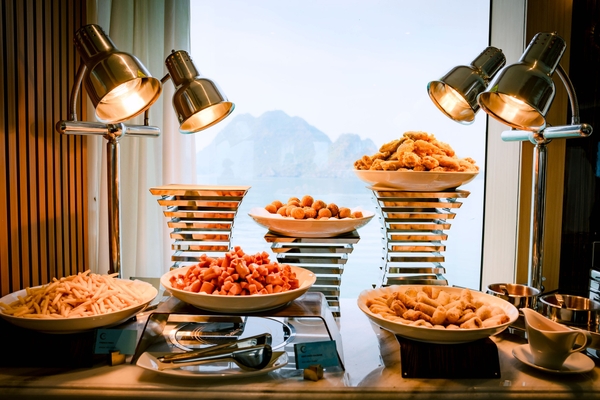 Ăn gì trên du thuyền Luna Halong