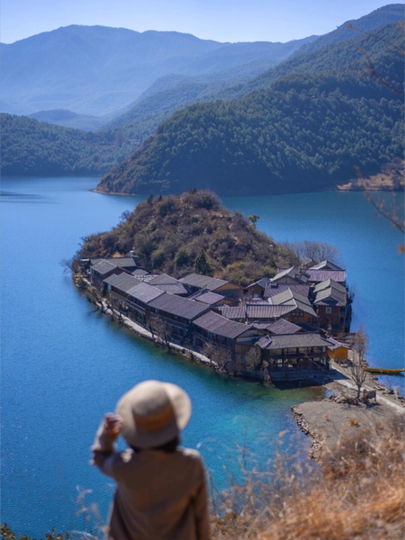 hồ Lugu ở Vân Nam hay Tứ Xuyên