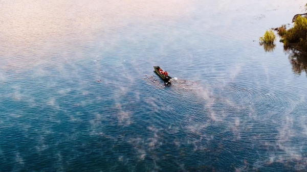 ngồi thuyền trên hồ Lugu