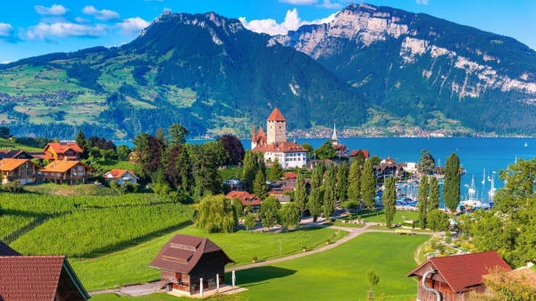 Những ngôi làng đẹp nhất Thụy Sĩ - Interlaken 