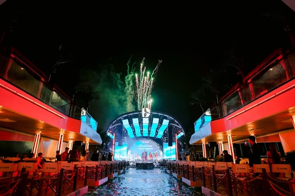 Du thuyền giải trí Dolphin Hạ Long 5 sao