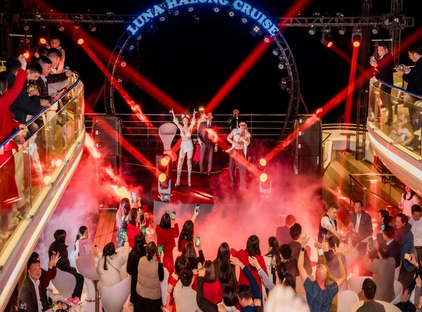 Giải trí tàu Luna Dinner Cruise