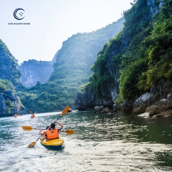 Chèo thuyền Kayak trên vịnh Hạ Long