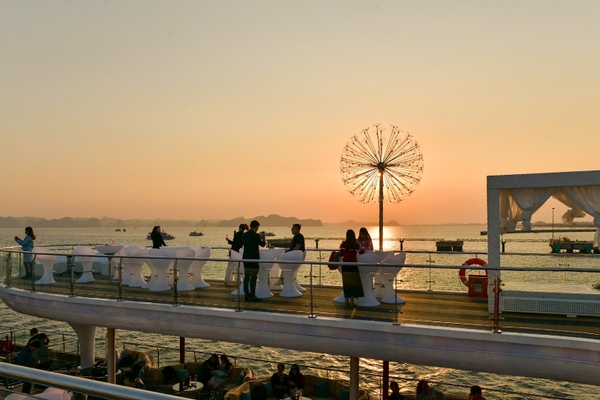 Du thuyền Luna ngắm hoàng hôn