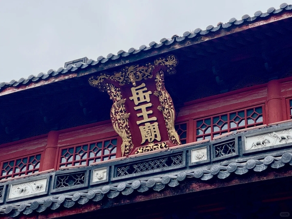 Di chuyển đi tham quan Miếu Nhạc Phi