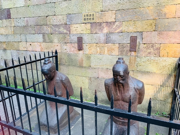 Tượng quỳ ở Miếu Nhạc Phi