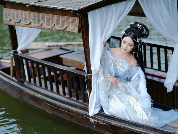 Ngồi thuyền Ô Trấn