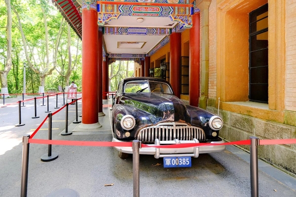 Xe hơi cổ ở Mỹ Linh Cung