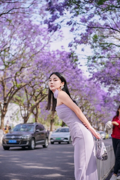 Tư thế chụp ảnh đẹp với phượng tím