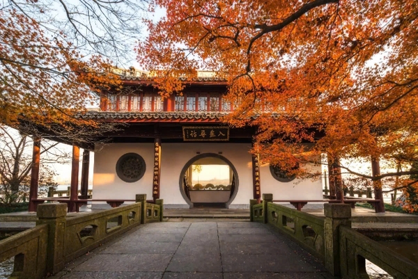 Bình Hồ Thu Nguyệt