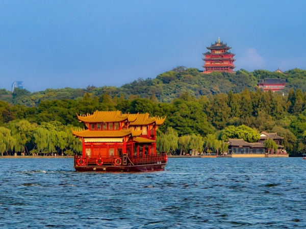 Ngồi thuyền ngắm cảnh Tây Hồ