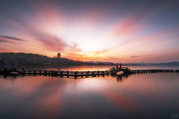 Tháp Lôi Phong Tây Hồ