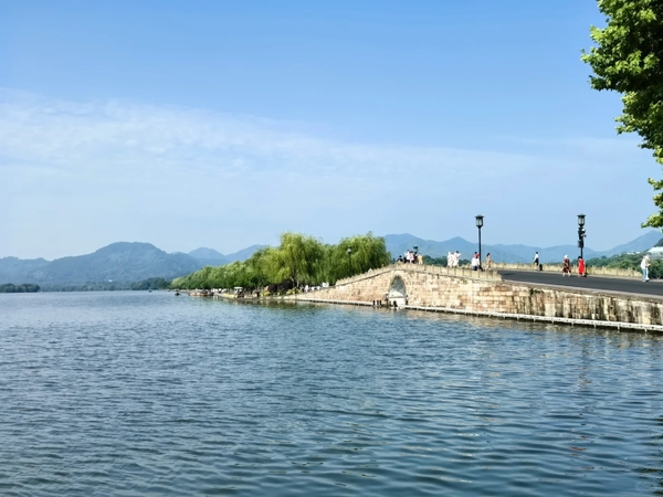 Đoạn Kiều Tàn Tuyết Tây Hồ