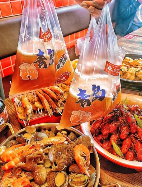 Thưởng thức bia Thanh Đảo