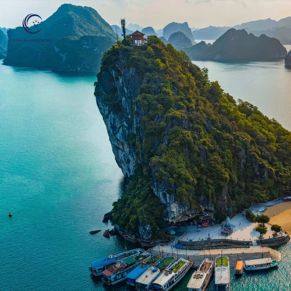 Cảnh quan và trải nghiệm ngắm vịnh du thuyền Luna Halong Day Cruise