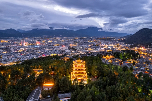 Cảnh đêm đồi Sư Tử, phố cổ Lệ Giang