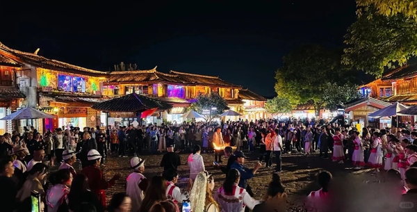 nhảy múa dân tộc phố cổ Lệ Giang