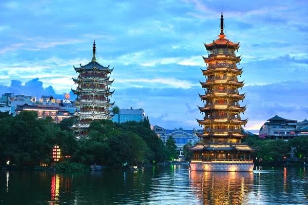 Nhật Nguyệt Song Tháp 