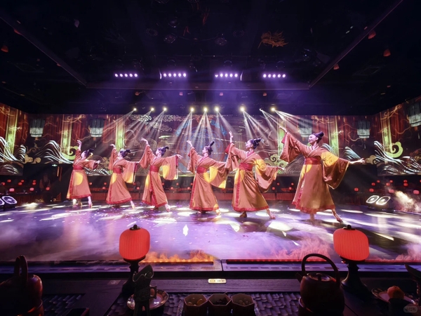 Yến tiệc cung đình biểu diễn