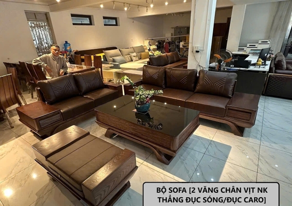 Bộ sofa gỗ sồi sơn màu óc chó.  Văng 3: 2500x750 mm;  Văng 2: 1800x750 mm;  Bàn trà: 1400x700 mm ; Bàn kẹp: 700x700 mm;  Đệm mút 15cm, bọc da CLeo mã 46-2; Tựa mút + gối 400*400mm  Kính đen