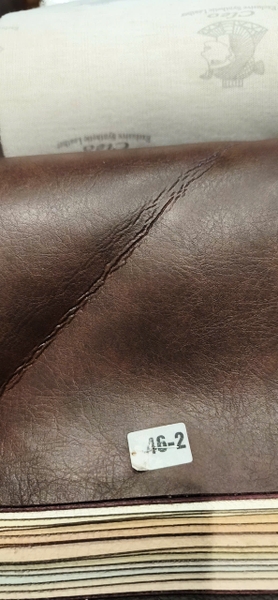 Bộ sofa gỗ sồi sơn màu óc chó.  Văng 3: 2500x750 mm;  Văng 2: 1800x750 mm;  Bàn trà: 1400x700 mm ; Bàn kẹp: 700x700 mm;  Đệm mút 15cm, bọc da CLeo mã 46-2; Tựa mút + gối 400*400mm  Kính đen