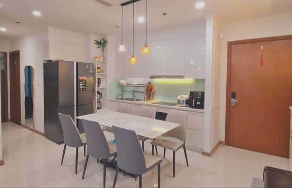 FOR SELL VINHOMES CENTRAL PARK 82M2 2 BEDROOMS WITH FULLY FURNISHED