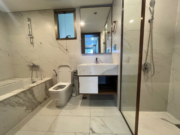 MIDTOWN APARTMENT WITH 3 BEDROOMS FOR RENT | 126M2 | THE PEAK