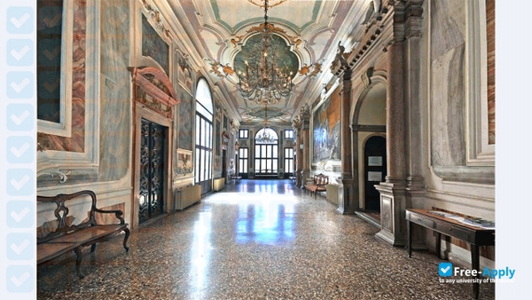 Sàn gạch terrazzo trong cung điện cổ Venice với hoa văn đá mài thủ công