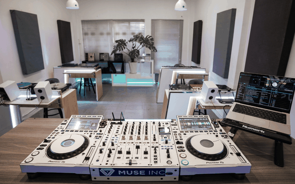 Thuê phòng tập DJ: Turntable PLX - 1000 và Mixer DJM S7