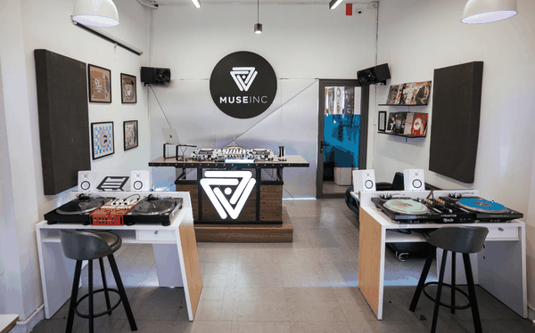 Thuê phòng tập DJ: Turntable PLX - 1000 và Mixer DJM S7
