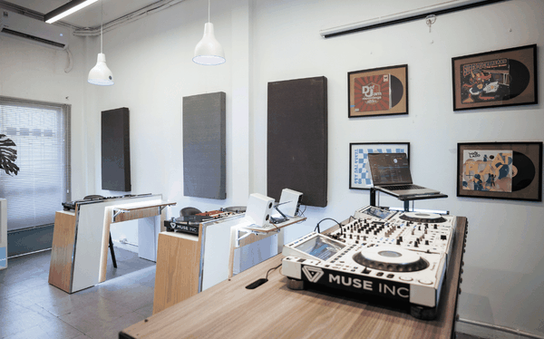Thuê phòng tập DJ: Turntable PLX - 1000 và Mixer DJM S7