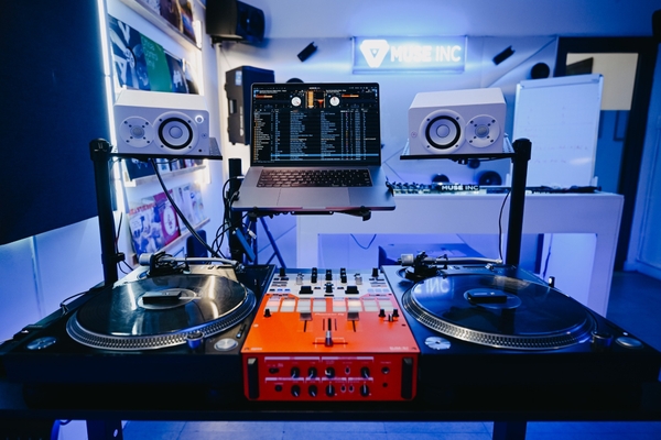 Thuê phòng tập DJ: Half Set CDJ 2000 NXS2 và Mixer 900 NXS2