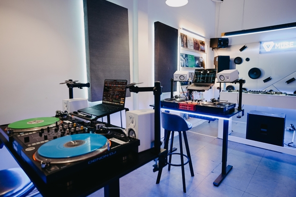 Thuê phòng tập DJ: Half Set CDJ 2000 NXS2 và Mixer 900 NXS2