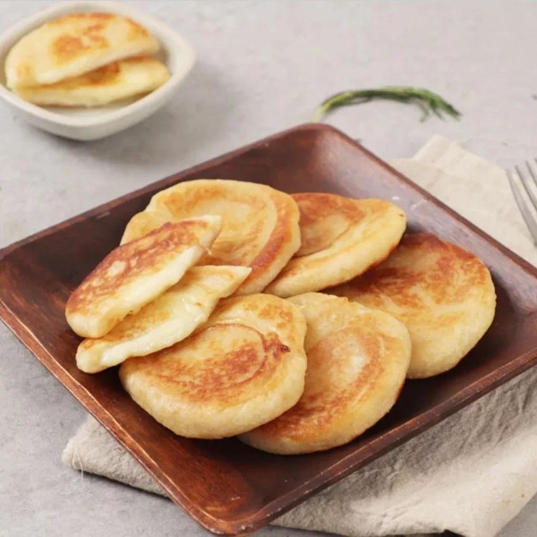 Bánh rán kiểu Hàn Quốc Hotteok Mozzarella Bibigo gói 280g (1 Gói)