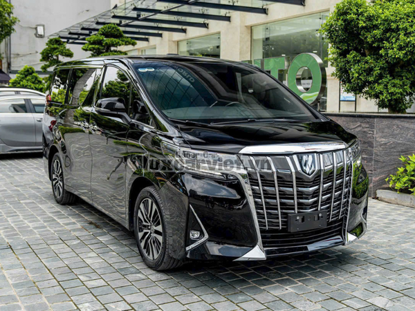 Cho Thuê Xe Toyota Alphard 7 Chỗ Màu Đen Tại TP.HCM