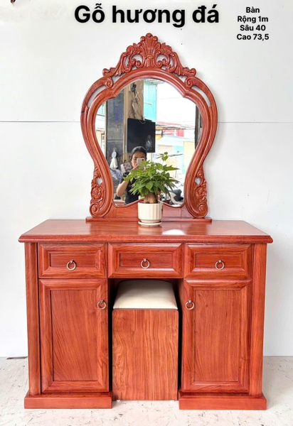 Bàn phấn gỗ hương đá MS18