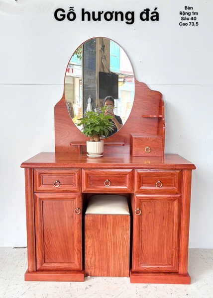 Bàn phấn gỗ hương đá