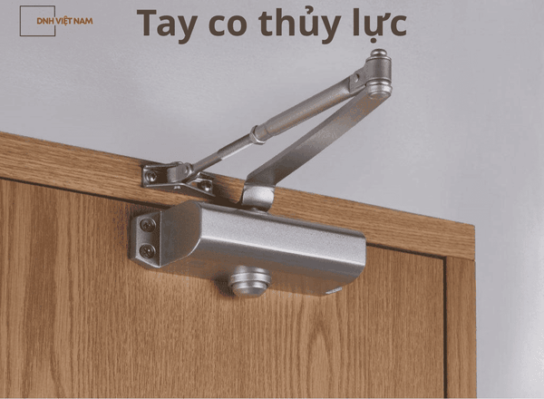 tay co thủy lực tự đóng và ép kín cửa, hạn chế khói/nhiệt lan rộng, duy trì hiệu quả chống cháy của bộ cửa.