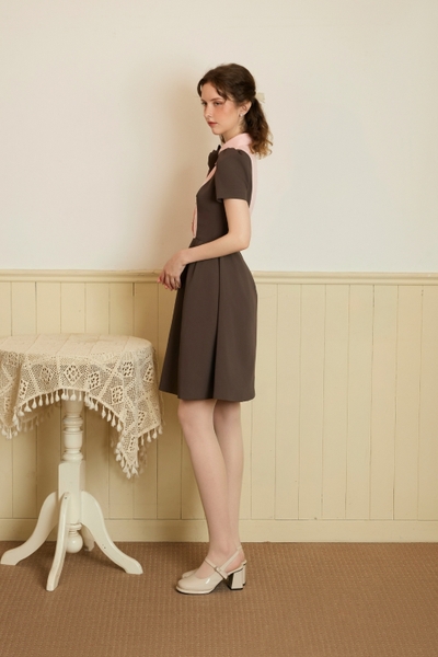 ISLA D27625- ĐẦM NÂU HỒNG NƠ CỔ