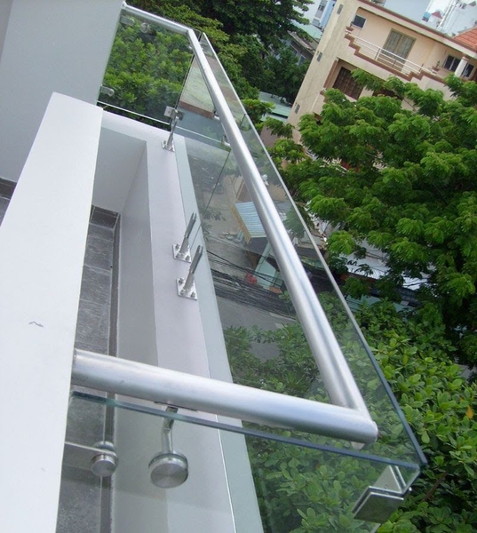 lan-can-kinh-cau-thang-kinh