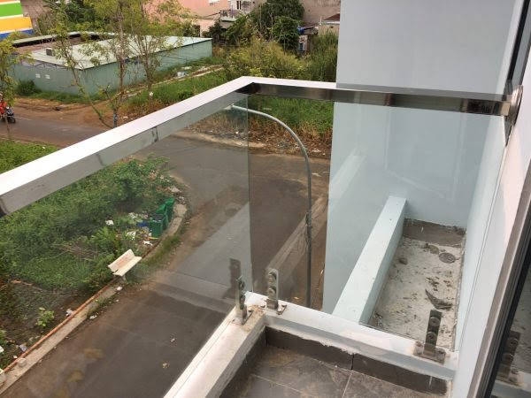 lan-can-kinh-cau-thang-kinh