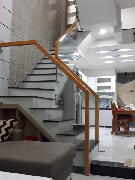 lan-can-kinh-cau-thang-kinh