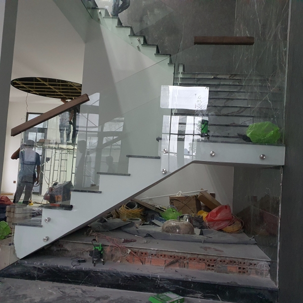 lan-can-kinh-cau-thang-kinh