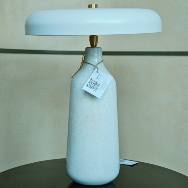 Rivius Clarilune – Đèn Bàn Đá Sứ Màu Trắng Chụp Tròn Lệch